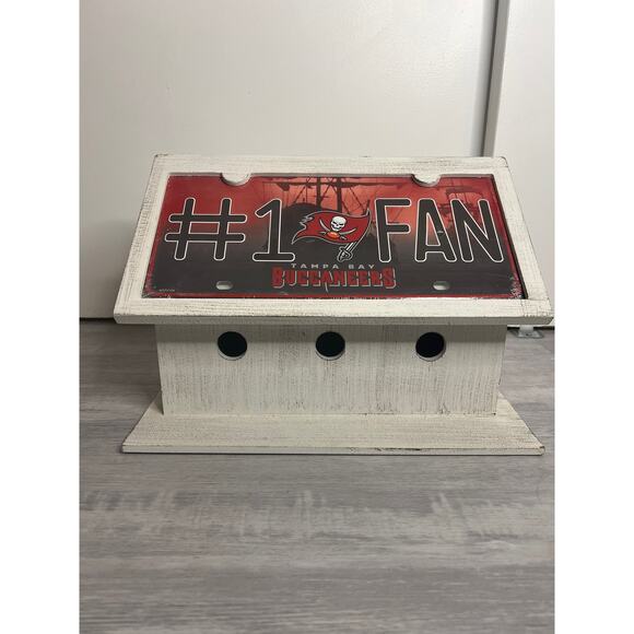 Wooden removable bucs tag plate bird feeder - Picture 1 of 12